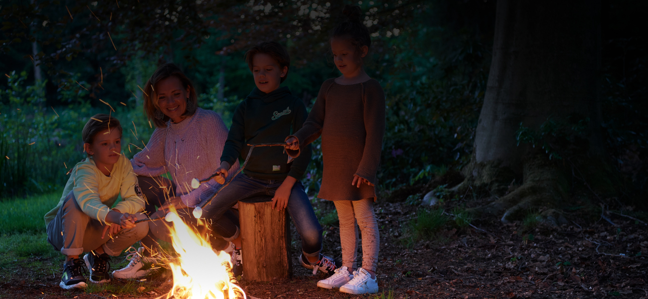 Marshmellow roosteren op camping