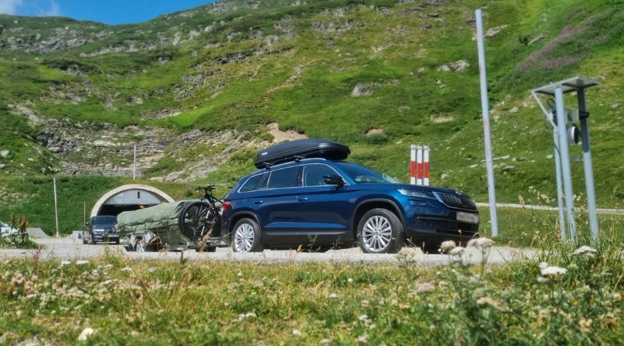 Wie schnell können Sie mit einem Faltanhänger fahren?